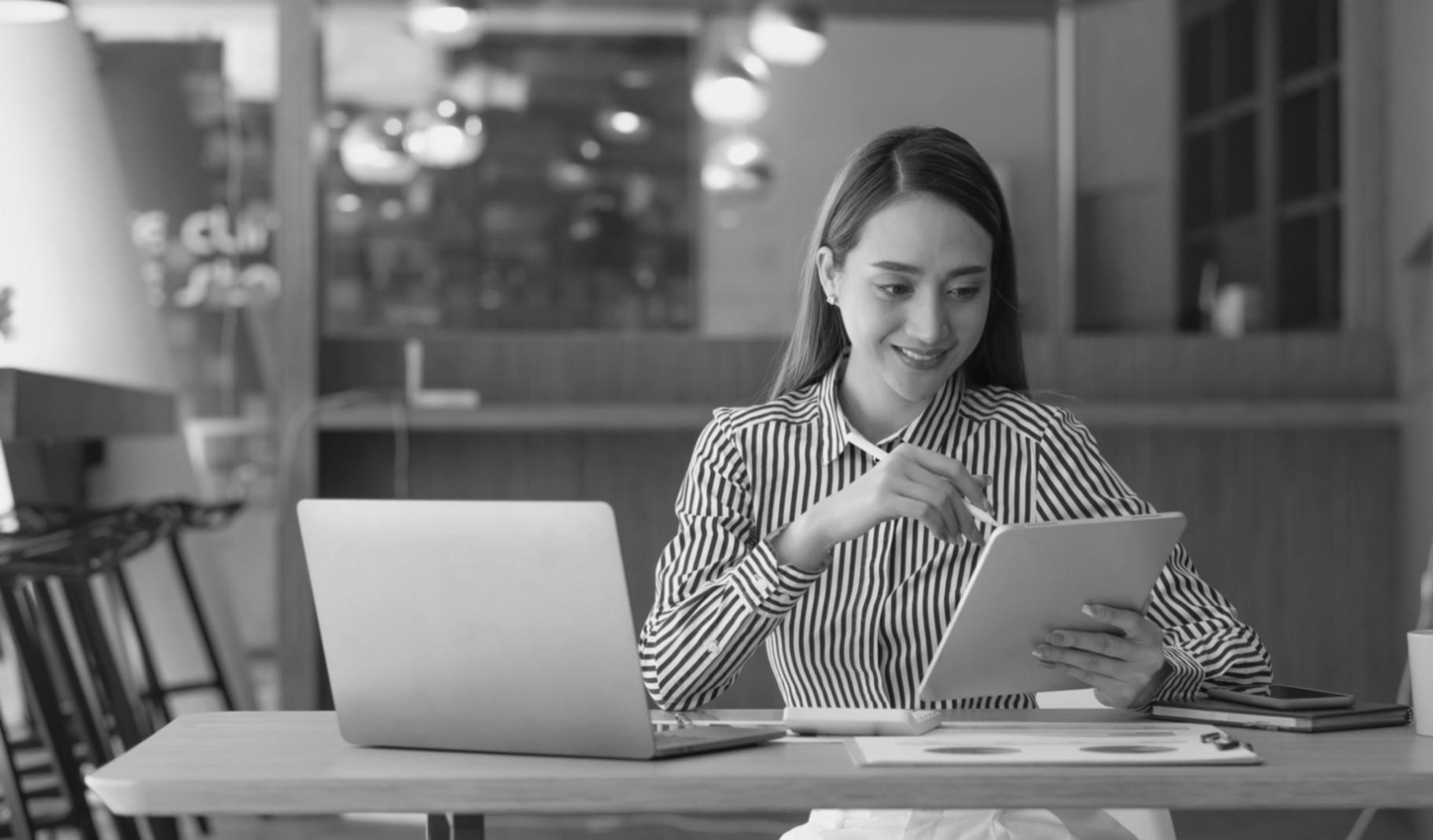 Oficinas modernas de qatorsoraevivo en Barcelona con tecnología de seguridad avanzada